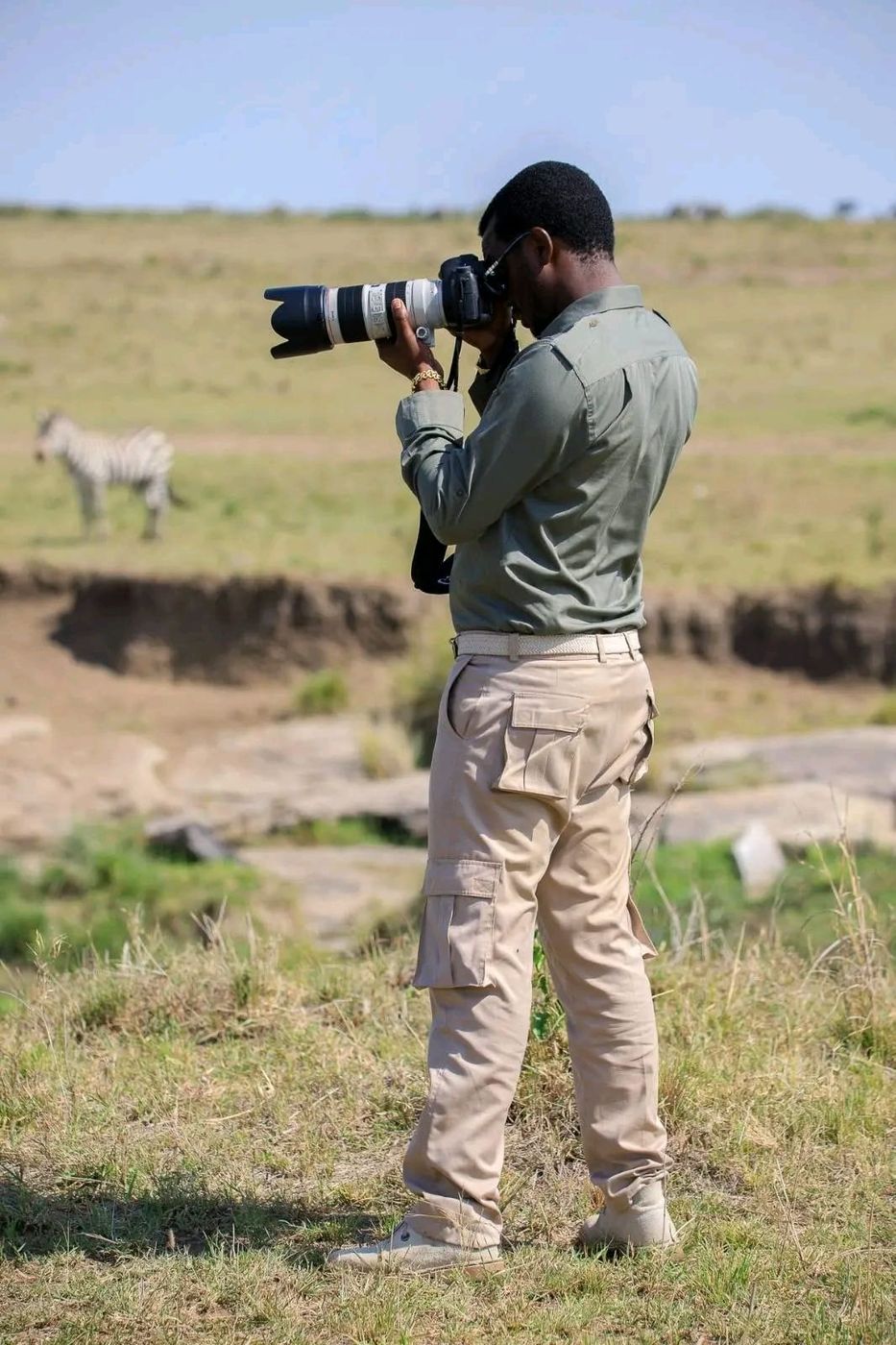 Sylvester photographing a zebra with a long lens